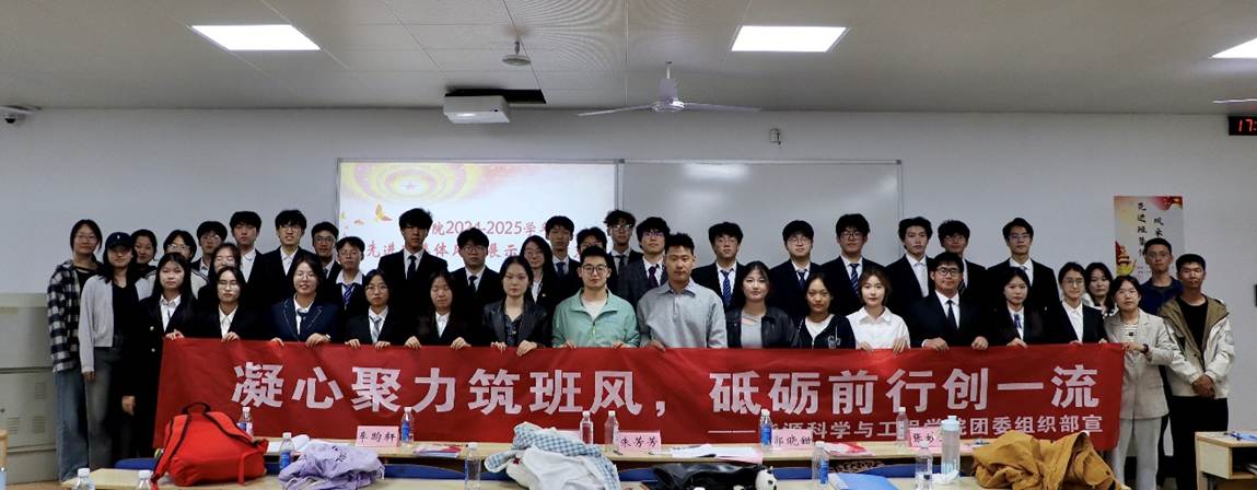 一群人站在台上 AI 生成的内容可能不正确。